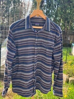 Patagonia Men's Lightweight Fjord Flannel Shirt. 100% organic cotton Size M